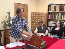 Studentki i studenci II roku Historii w Bibliotece Uniwersyteckiej w Toruniu