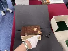 Studentki i studenci II roku Historii w Bibliotece Uniwersyteckiej w Toruniu