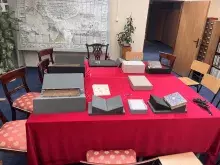 Studentki i studenci II roku Historii w Bibliotece Uniwersyteckiej w Toruniu