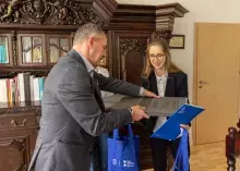 Wręczenie dyplomów w konkursie podcastów zorganizowanym dla studentów Wydziału Historycznego i Wydziału Filologicznego UG