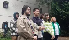 Osoby studenckie z uwagą słuchają przemowy