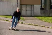 studenci na deskorolkach na kampusie UBO w Breście