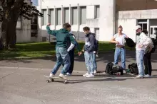 studenci na deskorolkach na kampusie UBO w Breście