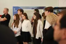 uczniowie podczas uroczystego nadania imienia Profesora Jerzego Sampa jednej z auli w budynku Wydziału Filologicznego i Wydziału Historycznego Uniwersytetu Gdańskiego 