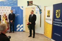 Dziekan Wydziału Historycznego podczas uroczystego nadania imienia Profesora Jerzego Sampa jednej z auli w budynku Wydziału Filologicznego i Wydziału Historycznego Uniwersytetu Gdańskiego 