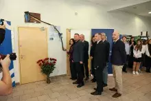 odsłonięcie przez żonę Profesora Barbarę Samp i syna Christiana Sampa pamiątkowej tablicy