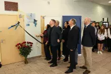 odsłonięcie przez żonę Profesora Barbarę Samp i syna Christiana Sampa pamiątkowej tablicy