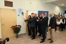 odsłonięcie przez żonę Profesora Barbarę Samp i syna Christiana Sampa pamiątkowej tablicy