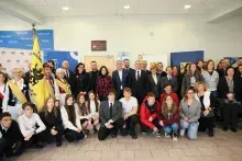 wspólne zdjęcie podczas uroczystego nadania imienia Profesora Jerzego Sampa jednej z auli w budynku Wydziału Filologicznego i Wydziału Historycznego Uniwersytetu Gdańskiego 