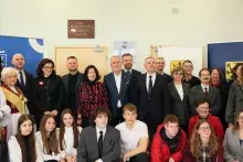 wspólne zdjęcie podczas uroczystego nadania imienia Profesora Jerzego Sampa jednej z auli w budynku Wydziału Filologicznego i Wydziału Historycznego Uniwersytetu Gdańskiego 