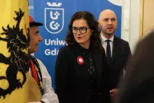 Prezydent Gdańska Aleksandra Dulkiewicz podczas uroczystego nadania imienia Profesora Jerzego Sampa jednej z auli w budynku Wydziału Filologicznego i Wydziału Historycznego Uniwersytetu Gdańskiego 
