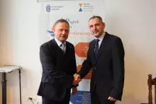 Rafał Rogulski - dyrektor Europejskiej Sieci Pamięć i Solidarność i Dziekan WH dr hab. Arkadiusz Janicki, prof. UG