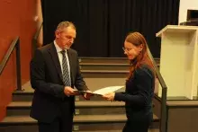 Wręczenie nagród jubileuszowych - Dziekan Wydziału Historycznego dr hab. Arkadiusz Janicki, prof. UG i dr hab. Katarzyna Mirgos, prof. UG