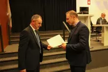 Wręczenie nagród jubileuszowych - Dziekan Wydziału Historycznego dr hab. Arkadiusz Janicki, prof. UG i dr hab. Marek Smoliński, prof. UG