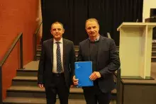 Wręczenie nagród jubileuszowych - Dziekan Wydziału Historycznego dr hab. Arkadiusz Janicki, prof. UG i dr hab. Marek Smoliński, prof. UG