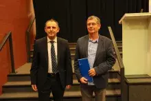 Wręczenie nagród jubileuszowych - Dziekan Wydziału Historycznego dr hab. Arkadiusz Janicki, prof. UG i dr hab. Andrzej Woziński, prof. UG