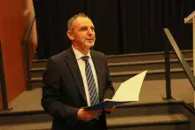 Wręczenie nagród jubileuszowych - Dziekan Wydziału Historycznego dr hab. Arkadiusz Janicki, prof. UG i 