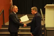 Wręczenie nagród jubileuszowych - Dziekan Wydziału Historycznego dr hab. Arkadiusz Janicki, prof. UG i prof. dr hab. Witold Świętosławski