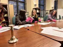 Studentki oglądają przedmioty złotnicze