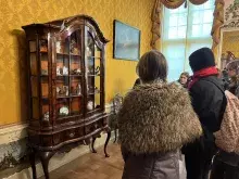 Studentki oglądają eksponaty w gablocie