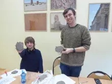 Studenckie Koło Naukowe Archeologii Śródziemnomorskiej UG podczas warsztatów pisma klinowego