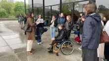 Grupa studentek przed wejściem do galerii