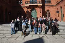Studenci przed budynkiem
