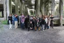 Grupa studentów w naturze