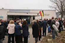 Święto Uniwersytetu Gdańskiego 2026 - zawieszenie flagi kaszubskiej na budynku Wydziału Historycznego