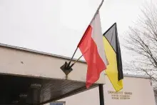 Święto Uniwersytetu Gdańskiego 2026 - zawieszenie flagi kaszubskiej na budynku Wydziału Historycznego