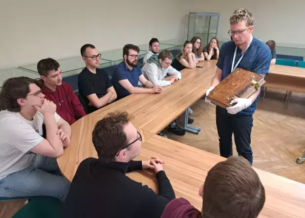 Studenci historii na warsztatach kodykologicznych i bibliograficznych w Toruniu