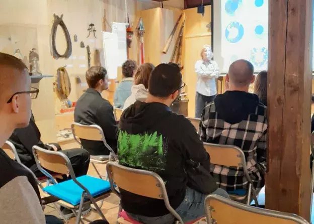 Zajęcia studentek i studentów Historii w Oddziale Etnografii Muzeum Narodowego w Gdańsku