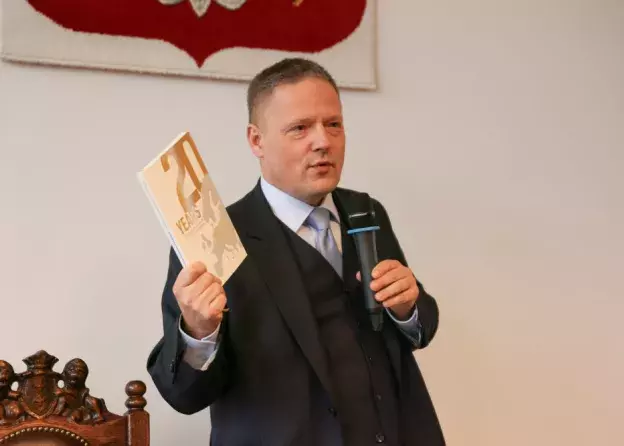 Jak rozmawiając o historii czynić świat bezpieczniejszym? Spotkanie z Rafałem Rogulskim, dyrektorem…